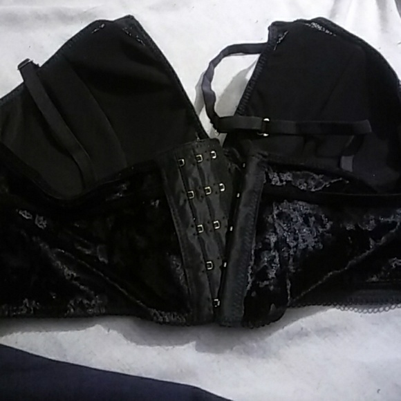 Black Velvet Lingerie Set - Picture 5 of 8